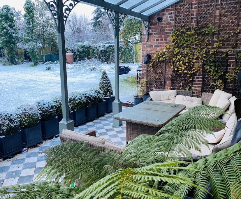 Winter Escape With Heated Pool Villa Liverpool Exterior photo